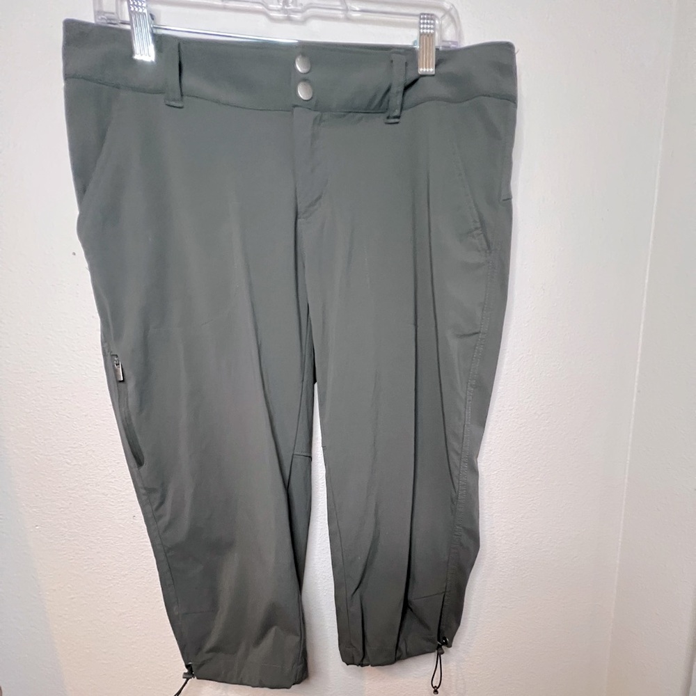 Columbia knee length hiking shorts